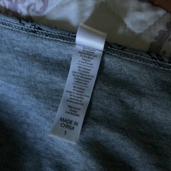 LuLaRoe Gray With Bear Print Perfect Tee Size S - Picture 4 of 5